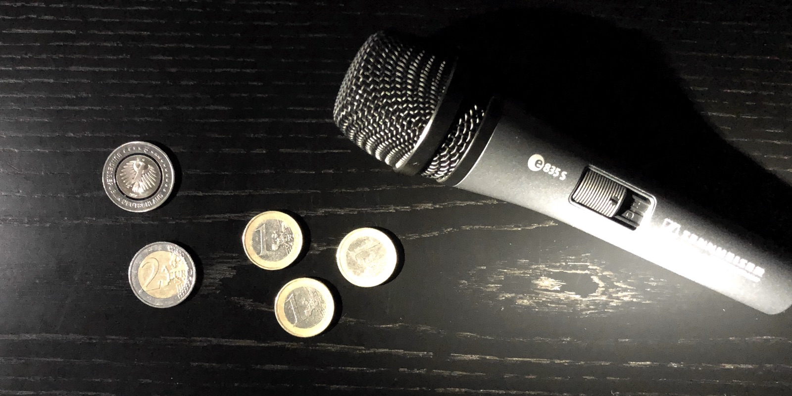 10 € in bar und ein Mikrofon