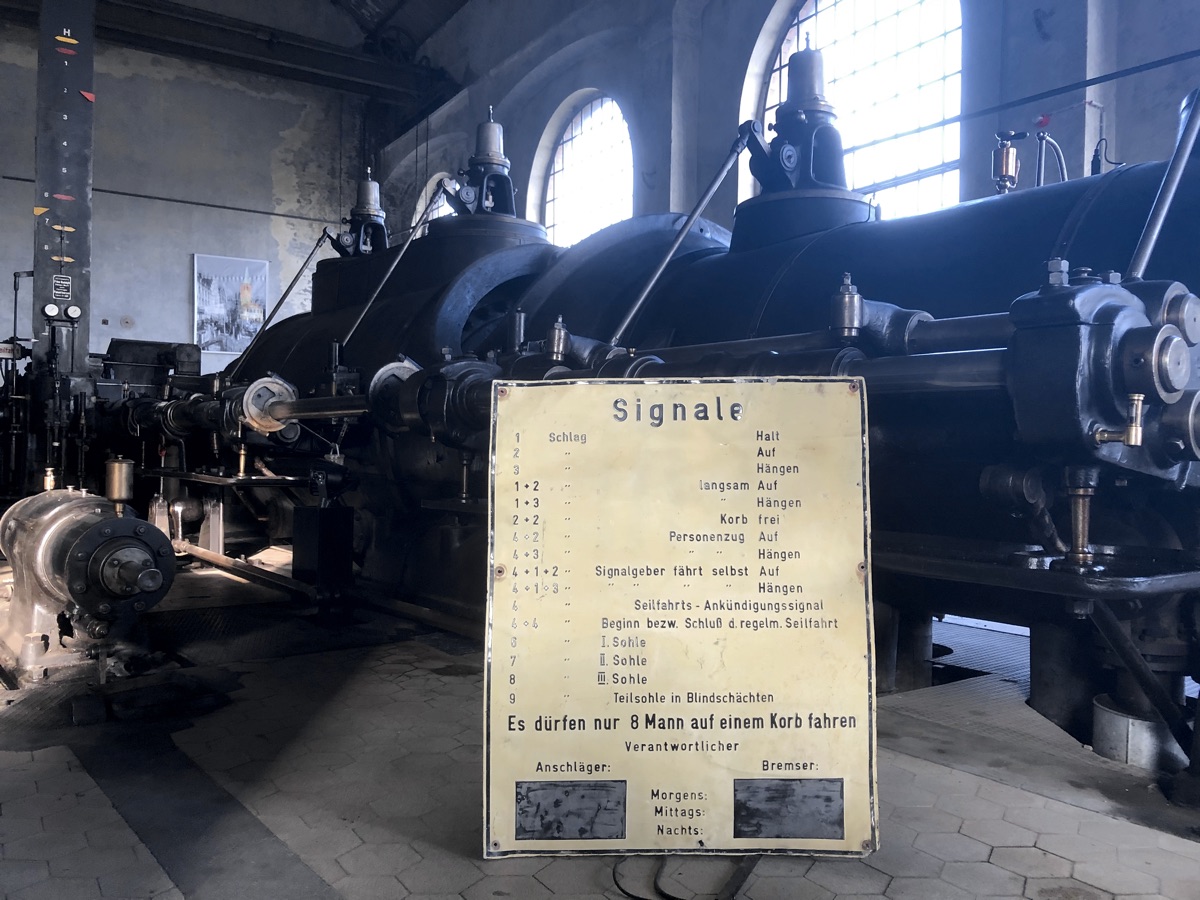 Anschlagtafel vor Fördermaschine